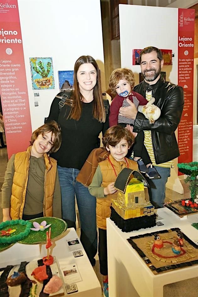 Daniela Romero y Marcelo Ortiz con sus hijos Adrián, Marcelo y Gabriel