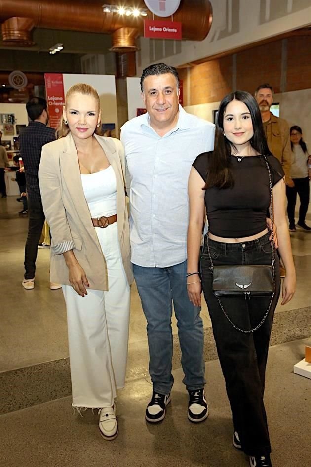 Susy Galindo, Juan Camacho y Rosa Ángela Camacho<br>