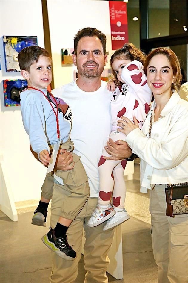 Gabriel Velarde, Gabriel Velarde Benavides, Sofía Velarde y Andrea Gutiérrez de Velarde