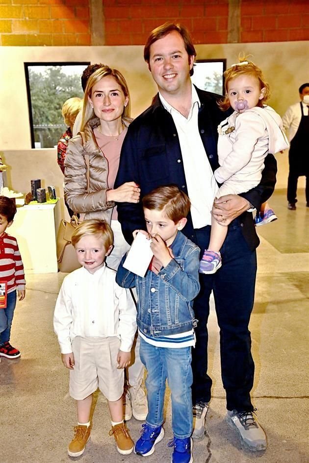 Balbina Medrano de Sada y José Miguel Sada con sus hijos Balbina, Cristóbal y José Miguel Sada