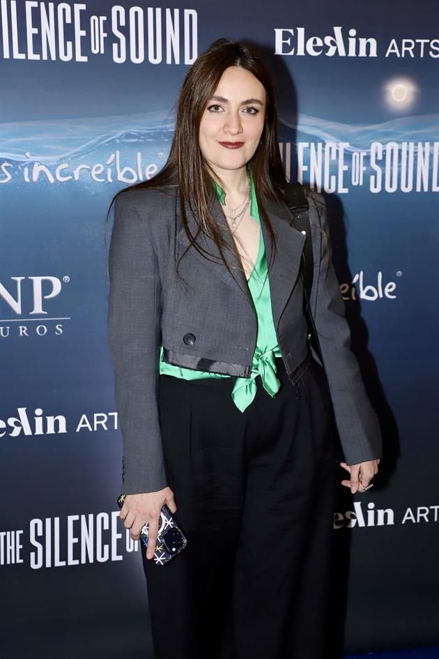 Fara Slim presente en la alfombra azul.
