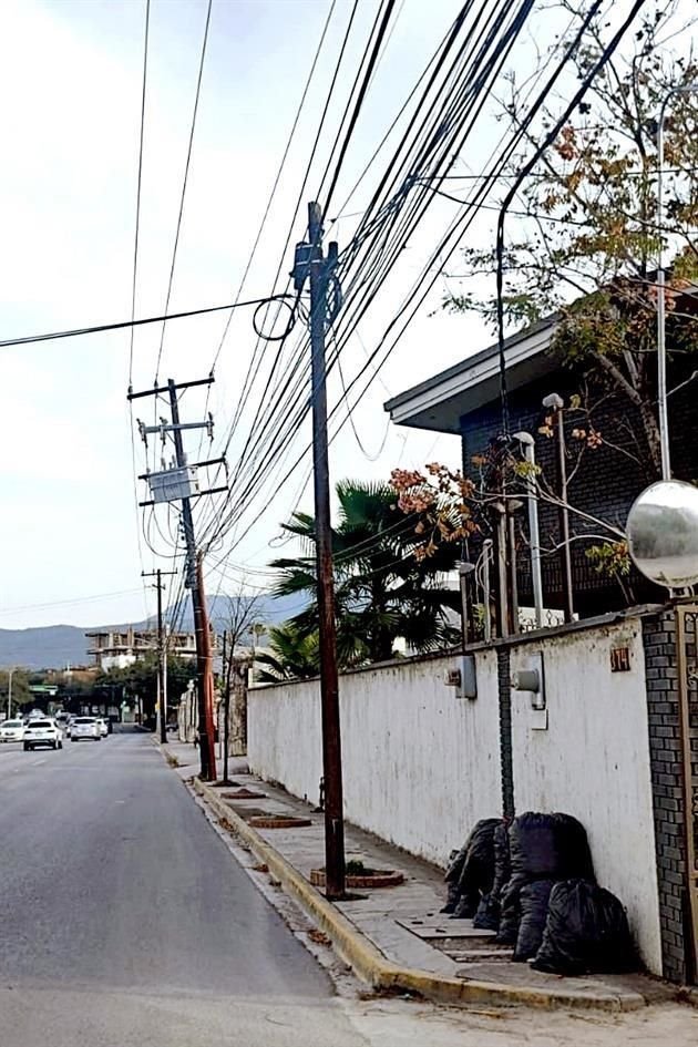 El exceso de cables es evidente en Alfonso Reyes a la altura de Suchiate y Lomas del Valle. Al fondo, un poste de Comisión Federal de Electricidad se inclina, con todo y transformador.