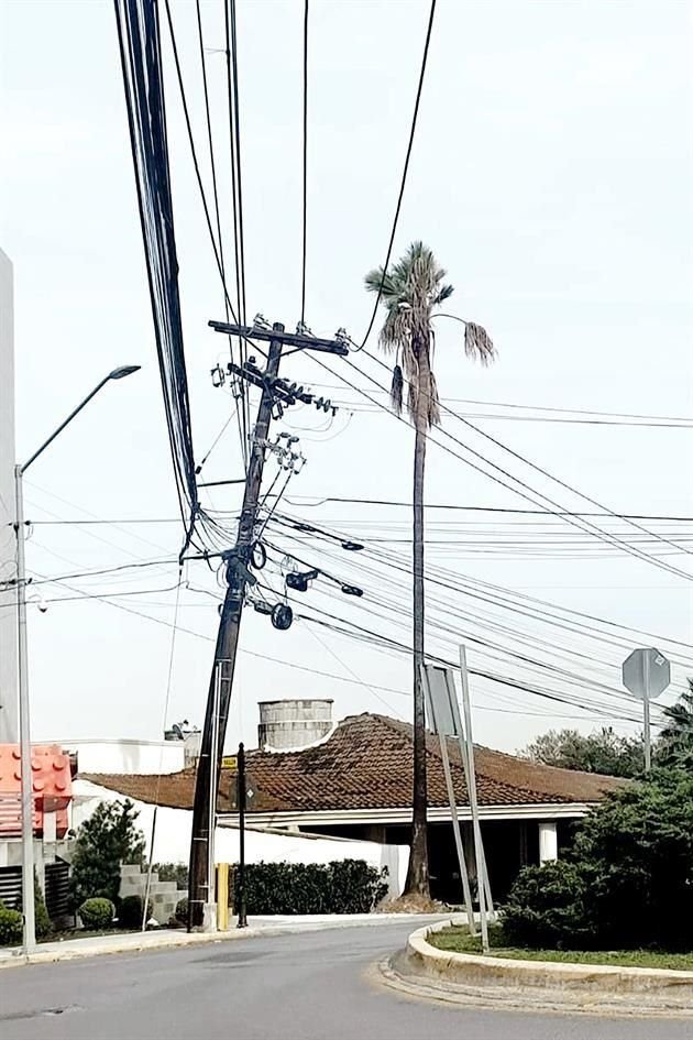 Los cables, además de inclinar el poste, van a una altura muy baja en la rotonda de 'El Ángel', en la Avenida Roberto Garza Sada.