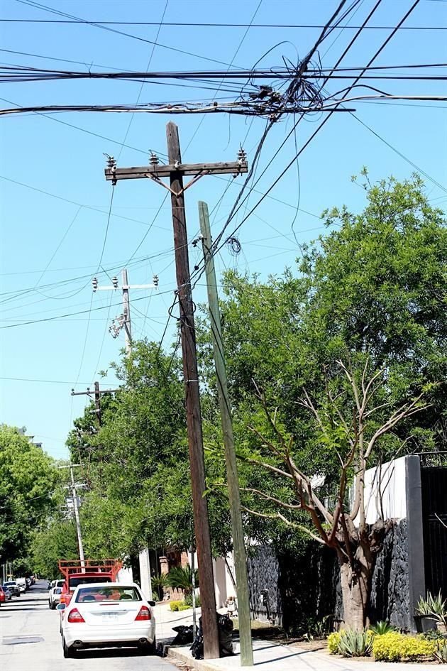 En la calle San Alberto, en la Loma Larga, se ven casos como éste: cables de servicios atados a postes de luz.