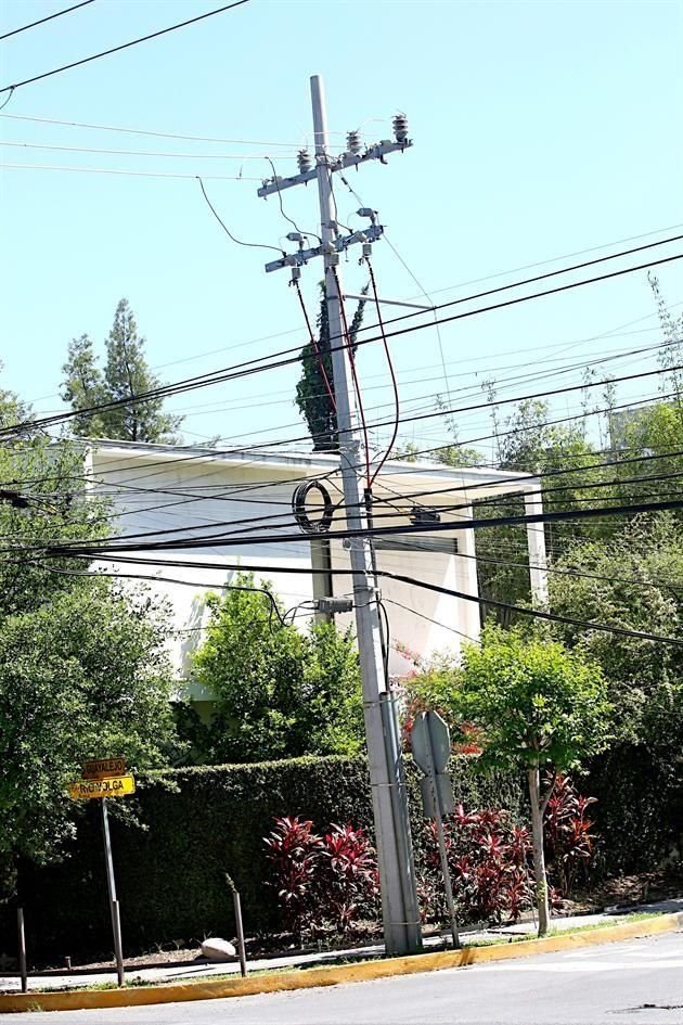 En ocasiones, los postes de luz como este en Guayalejo y Volga sirven como almacén temporal de cables.