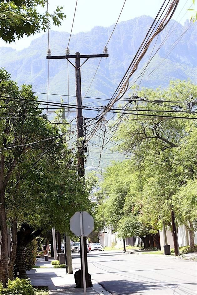 En Balsas y Río Rhin cuelgan cables a muy baja altura. Algunos están a punto de caer.