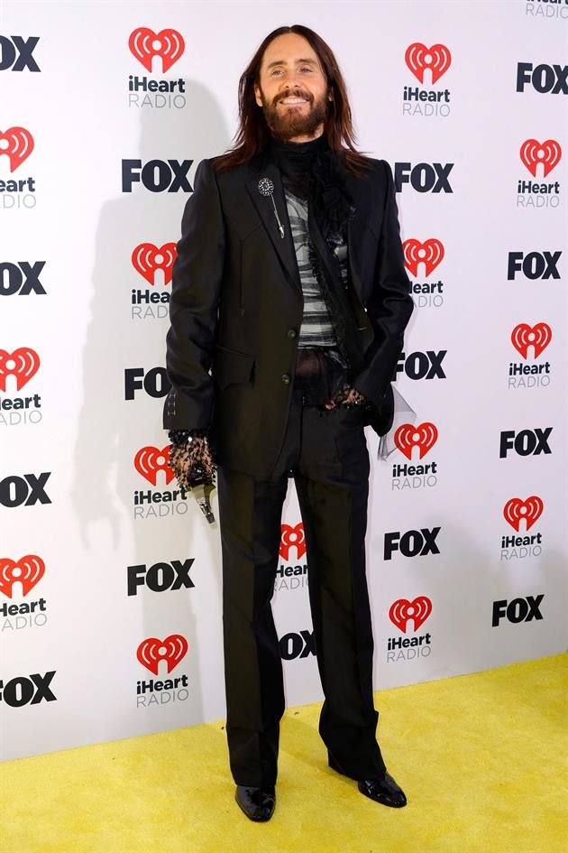 Jared Leto en la alfombra amarilla de los IHeart Radio Awards.