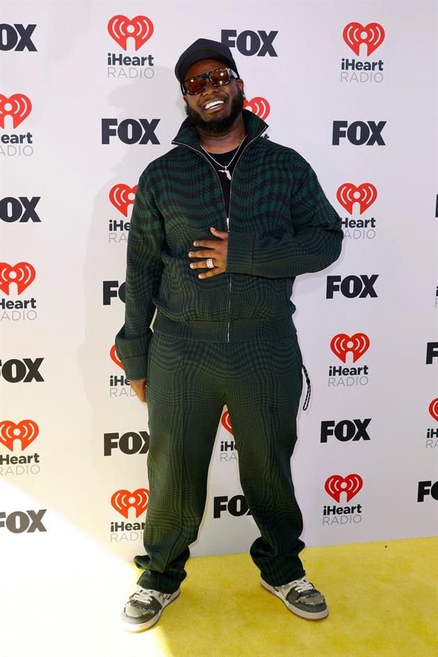 T-Pain optó por la comodidad y se presentó con un pants verde en la alfombra amarilla.