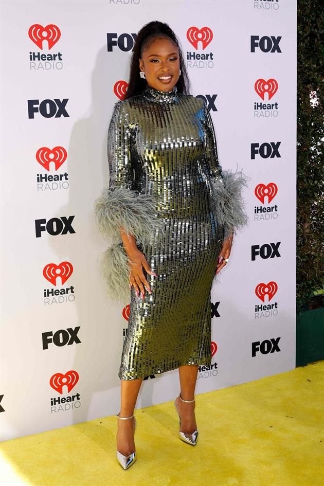 Jennifer Hudson lució un vestido plateado en la alfombra amarilla de los IHeart Radio.