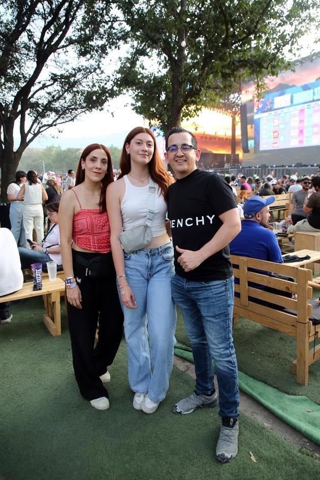 Angie Salido, Valeria Sánchez y Carlos Sanchéz