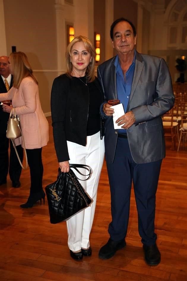 Lisa González de Andonie y Elías Andonie