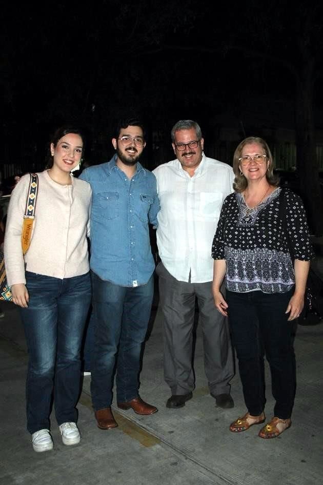 Daniela Garza, Adrián Garza, Luis Garza y Yolanda Montelongo