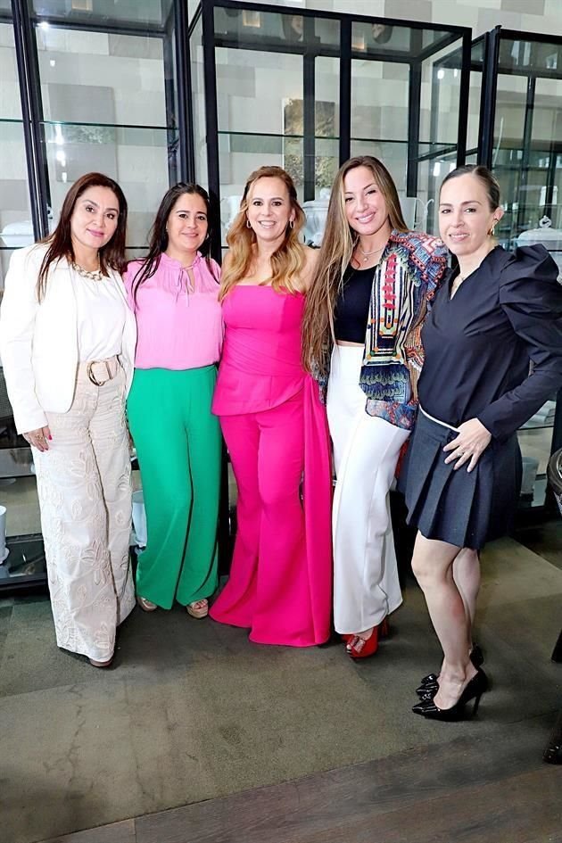 Yuridia Muñoz Cano, Karla Martín, Margarita Barbosa Garza, María Eugenia Villarreal Calderón y Claudia Garza