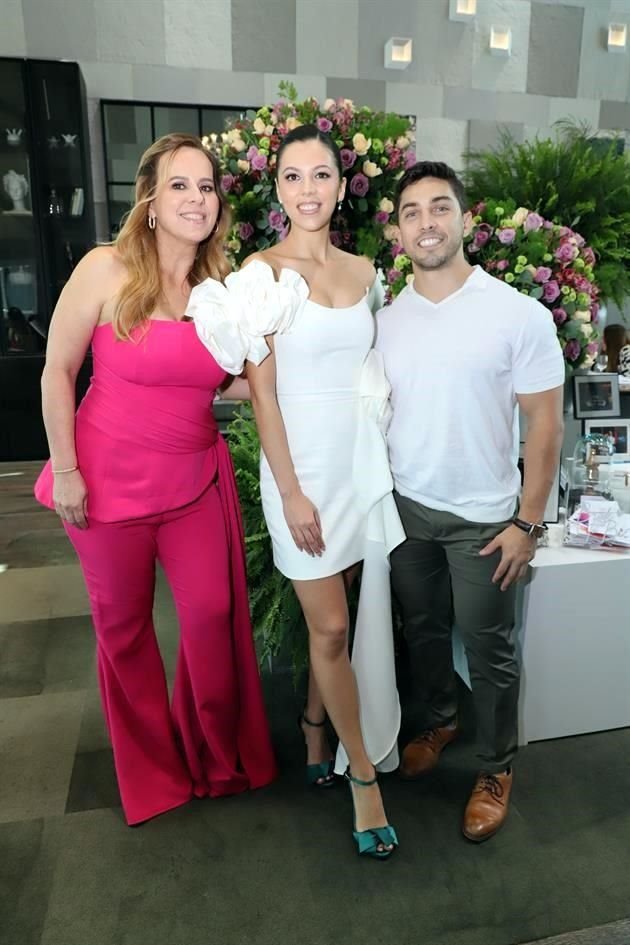 Margarita Barbosa Garza con los novios