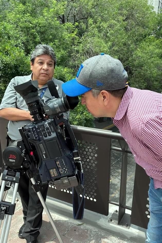 Empleados de oficinas del Centro instalaron una cámara de video e invitaron a ver el eclipse a quienes pasaban por la zona.