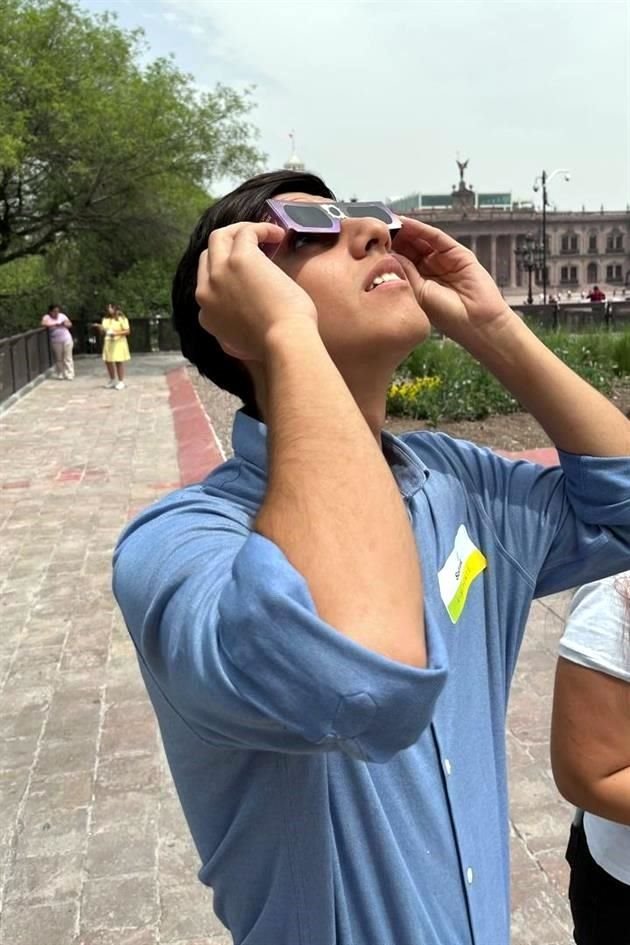 Muchos llegaron a la Macroplaza preparados con sus lentes para ver el espectáculo astronómico.