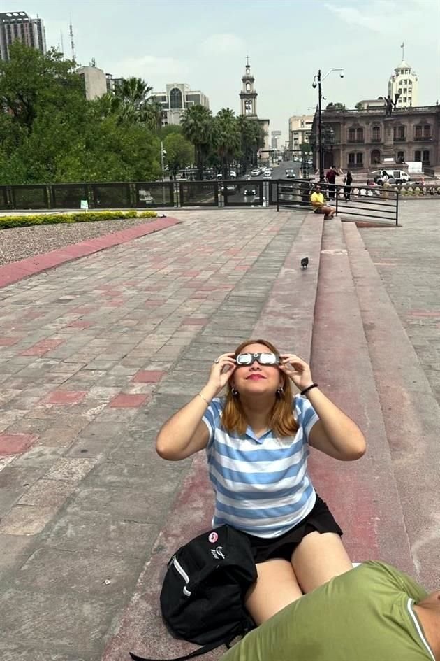 Estudiantes de Mante, Tamaulipas, que viajaron a Monterrey a visitar una empresa de tecnología aprovecharon para observar el eclipse.