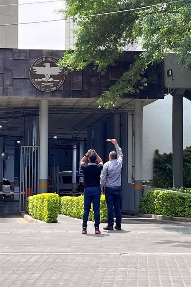 En la zona de los edificios del Poder Judicial y del Congreso del Estado los empleados salieron de sus oficinas para observar el fenómeno.