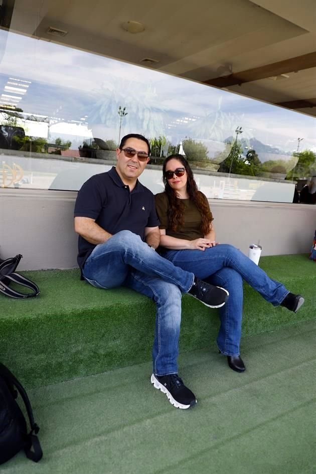Simón García y Pamela Madero