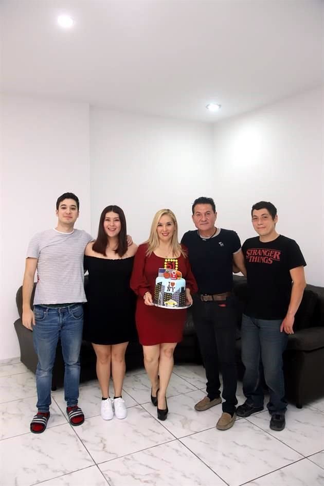 Paco Carmona, Denisse Carmona, Gloria Treviño de Carmona, Javier Carmona y Claudio Banda