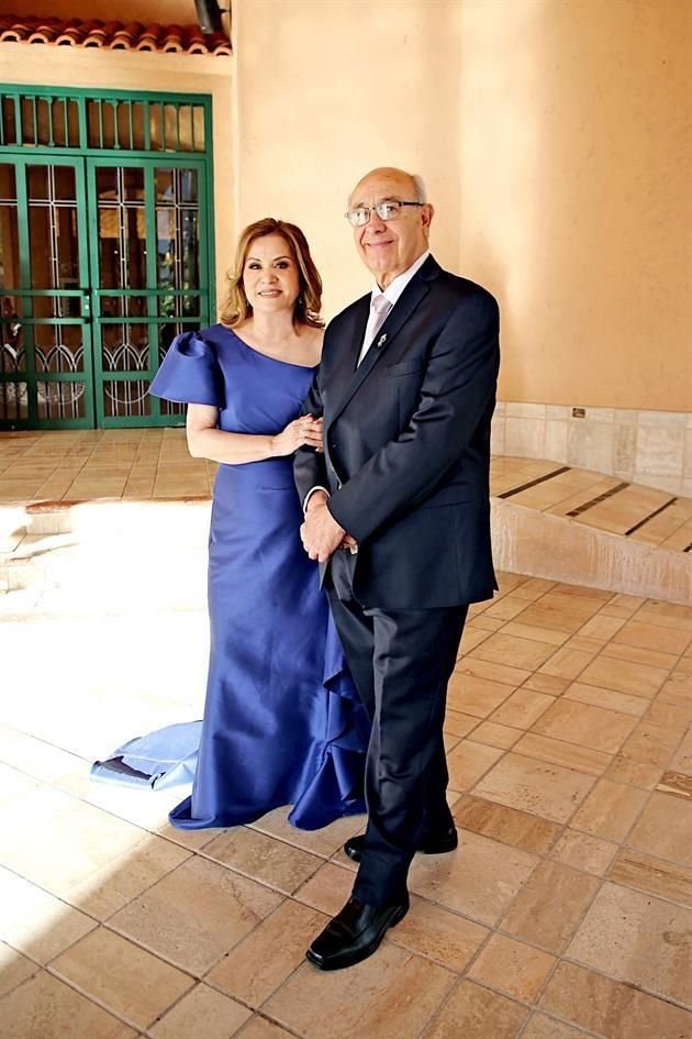 María de los Ángeles Ríos de Galván, mamá de la novia y Juan Manuel Parás González, papá del novio<br>