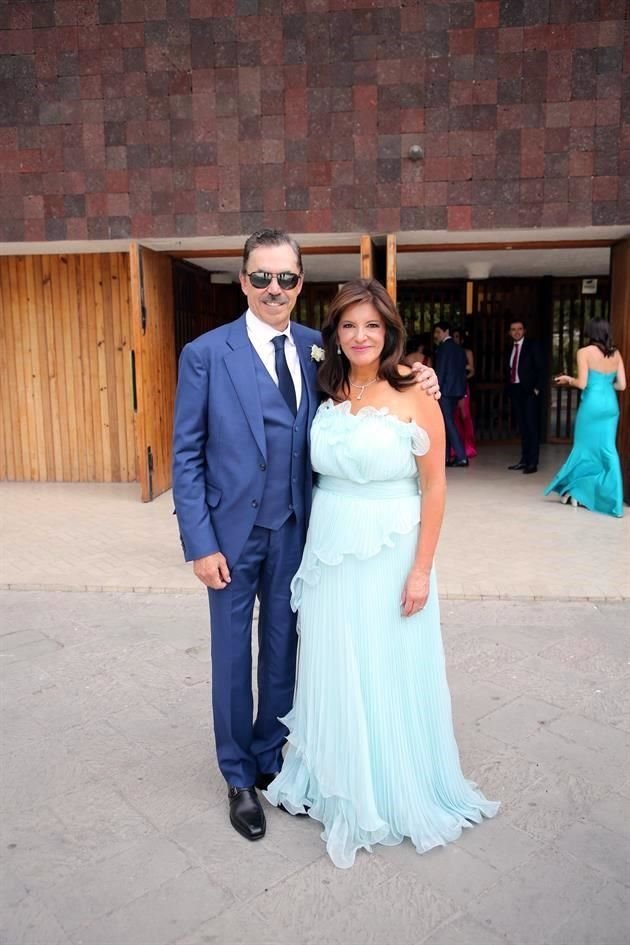 Javier González Parás y Rebeca Lobeira de González, papás del novio