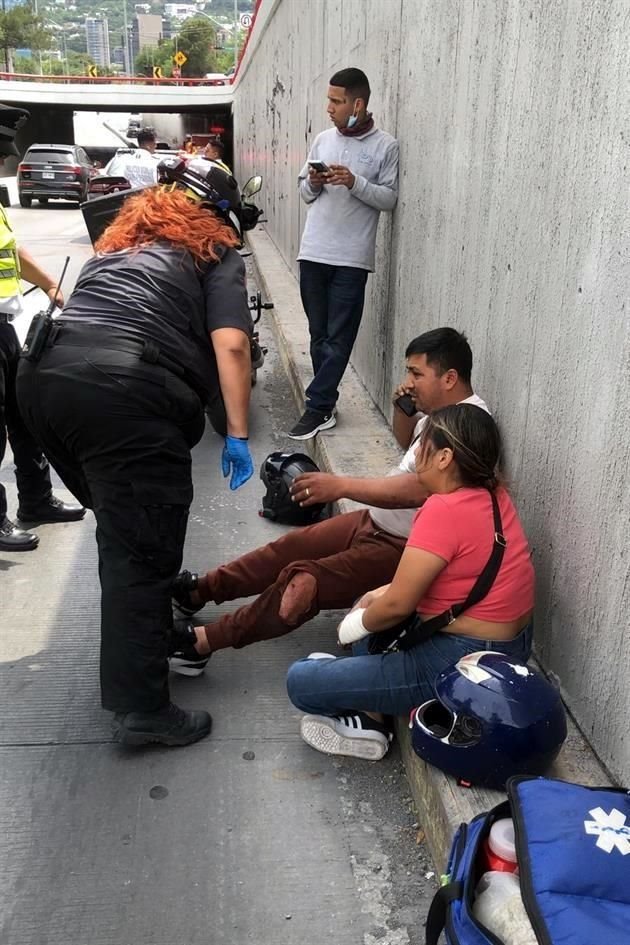 Los cuerpos de emergencia encontraron a la pareja con heridas por fricción en las piernas y en las manos y la motocicleta tirada en el carril derecho de la circulación.