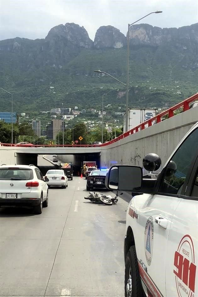 Los hechos fueron reportados a las 14:00 horas en la circulación al sur de Gómez Morín, bajo el paso a desnivel de la Avenida Alfonso Reyes.