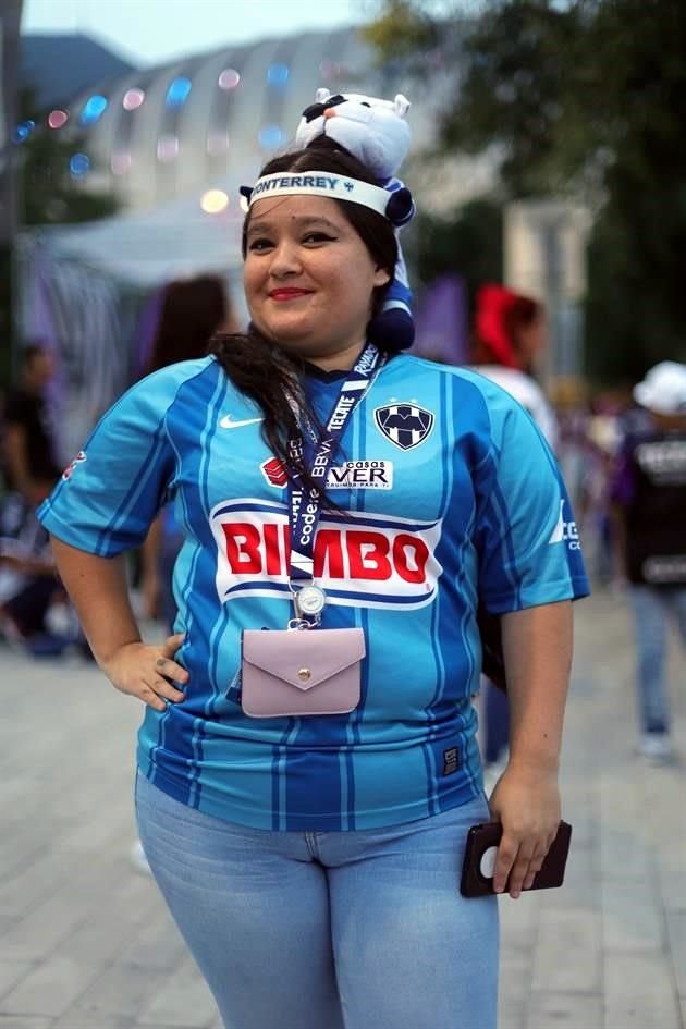 La afición regia hizo su fiesta desde antes de entrar al estadio.