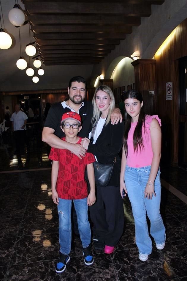 Aldo Garza y Lamar Cantú junto a Regina y Aldo Garza Cantú