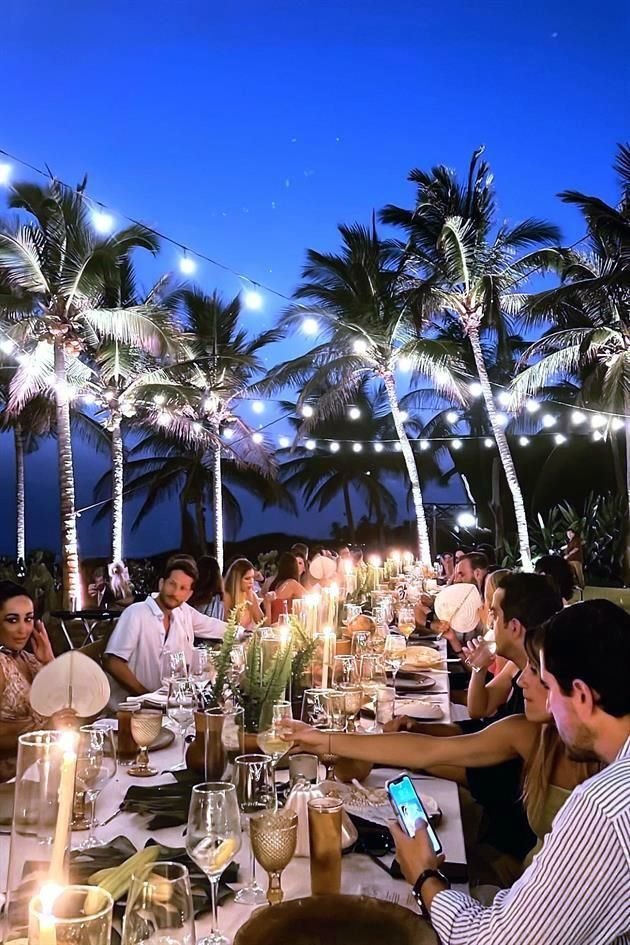 La pareja celebró el enlace con sus invitados a la orilla del mar.