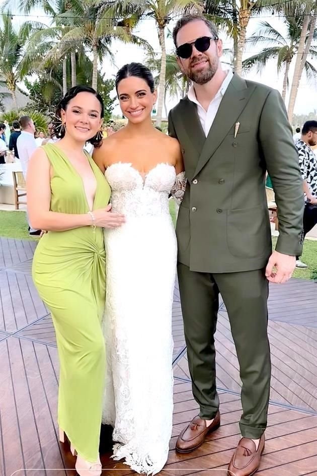 Fernanda Caballero con los novios