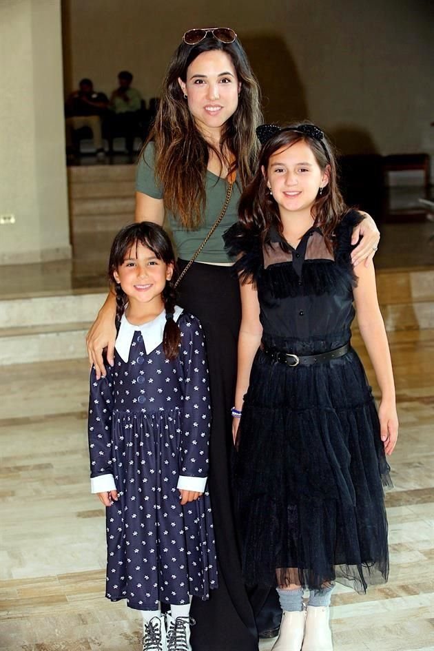 Ana Pau Elizondo de Fernández con Amaya y Eva Fernández