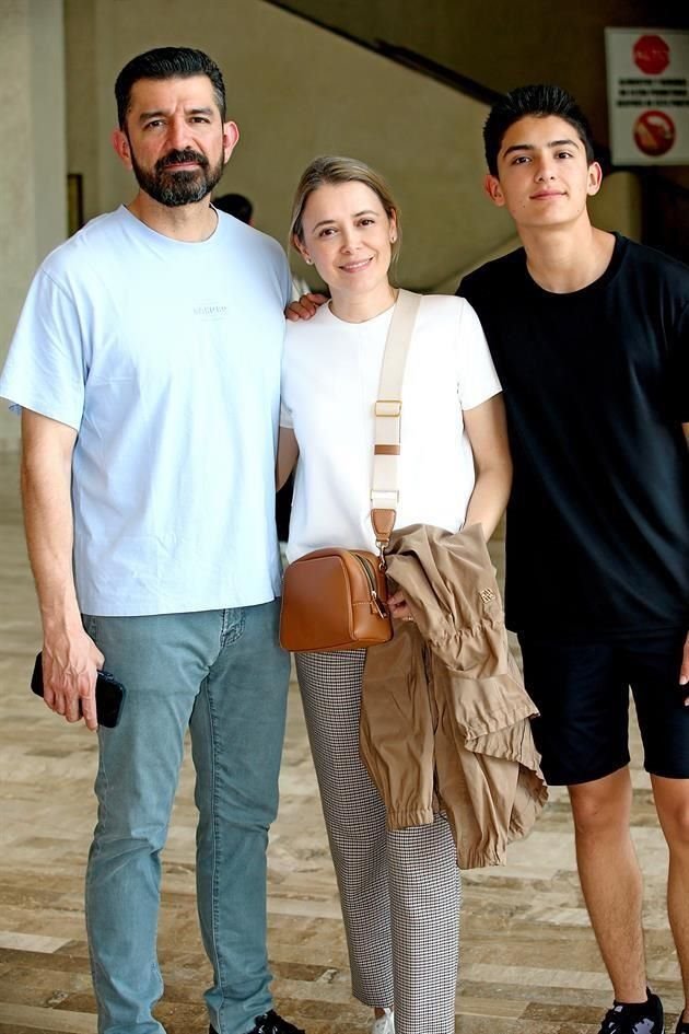 Luis Gonzalez, Érika Nájera de González y Andrés González