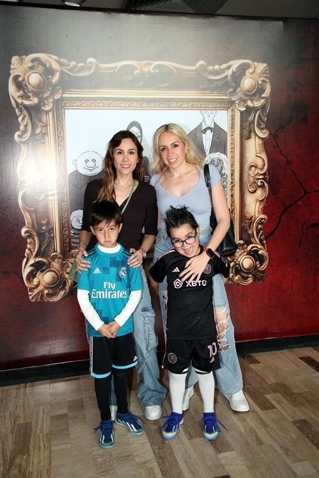 Éricka de Pineda, Katia Richer de Aldape, Andrés Pineda y Carlos Aldape
