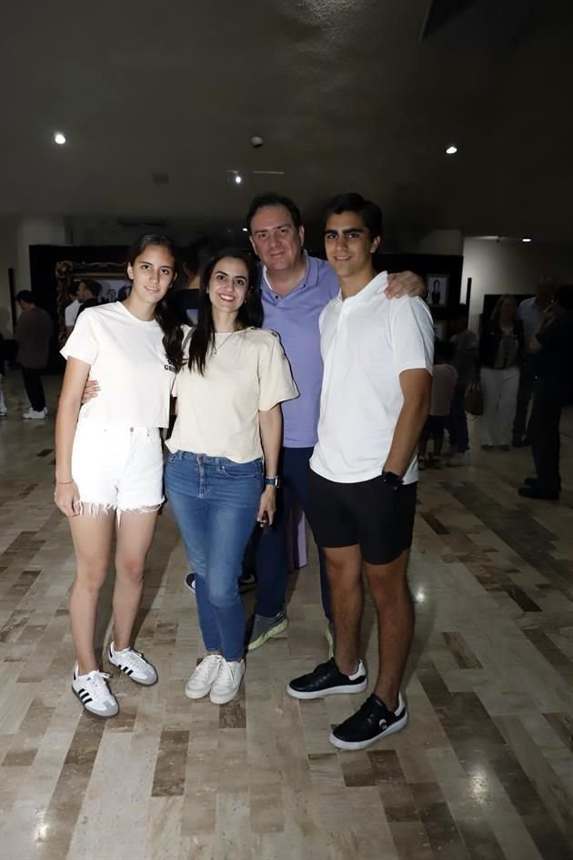 Roby León, Bárbara Flores, Alfredo León y Santiago León