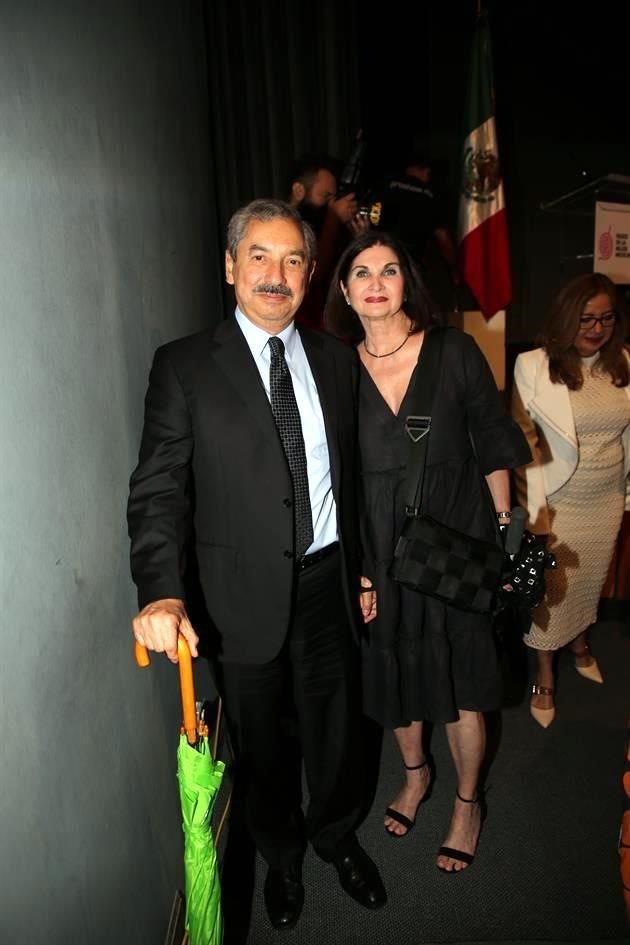 Natividad González Parás y Cristina Maiz de González Parás