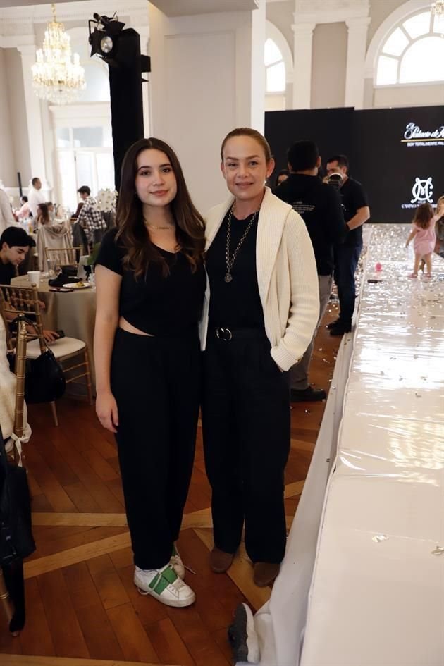 Mía Flores Tassinari y Nora Tassinari de Rodríguez
