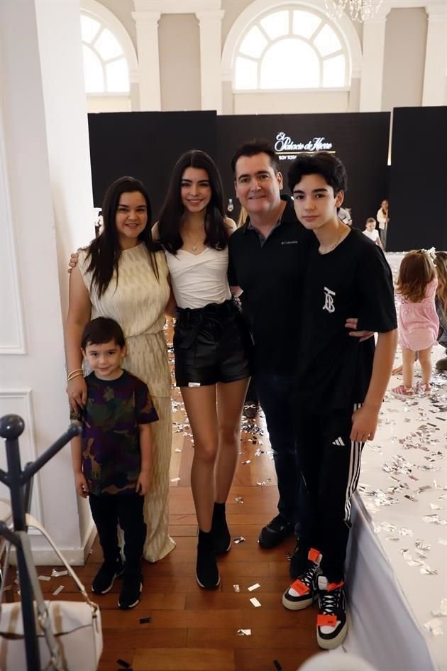 Eugenio Lozano, Brenda Ramones, Lucía Lozano, César Lozano y César Lozano