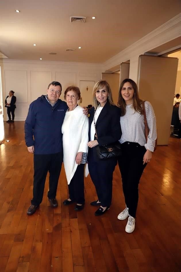 Roberto Guzmán, Rosaelia Barrera, Cecilia de Guzmán y Bárbara Guzmán