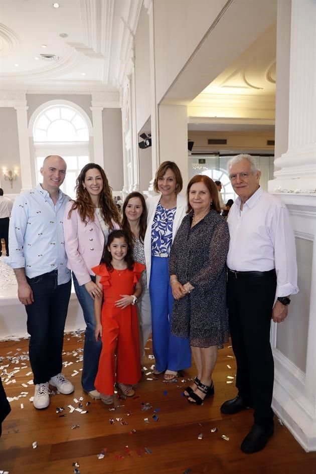 Jorge Belden, Silvia González de Belden, Liliana Belden, Mariana González Treviño, Silvia Treviño de González, Martha Lankenau de Belden y Jorge Belden