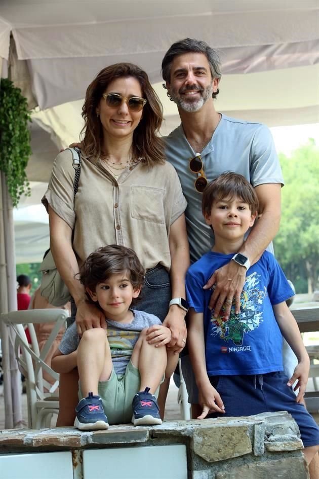 Marcela Lobo, Alex Assad, Etien Assad y Bastian Assad