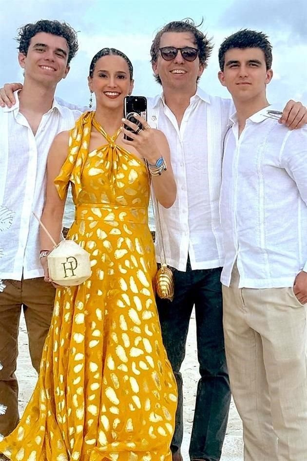 Gaby Beltrán de De la Garza y Marcelo de la Garza con sus hijos Marcelo y Carlos de la Garza