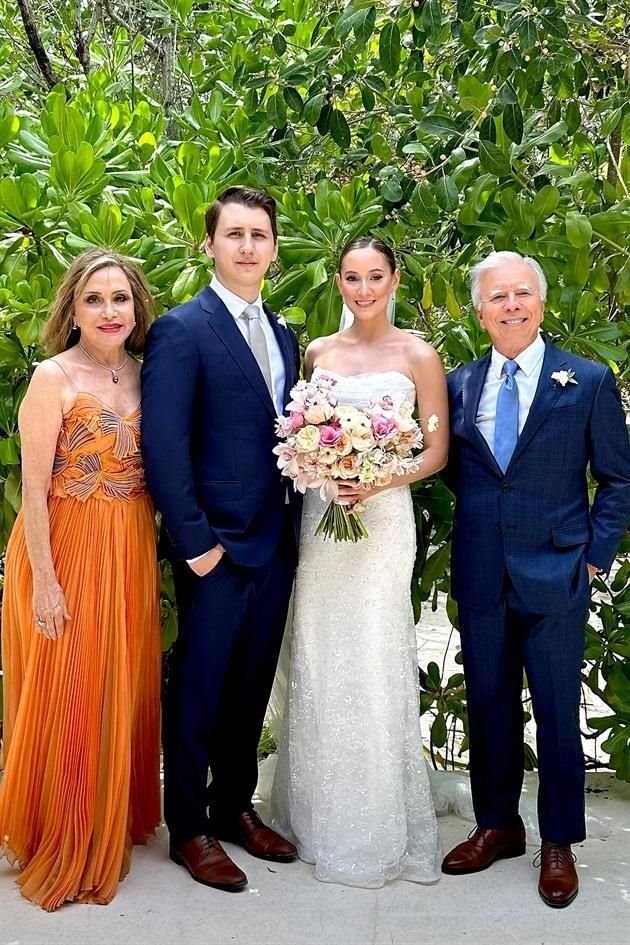 ABUELITOS DEL NOVIO. María Clariond de De la Garza y Óscar de la Garza Barreda, con los novios