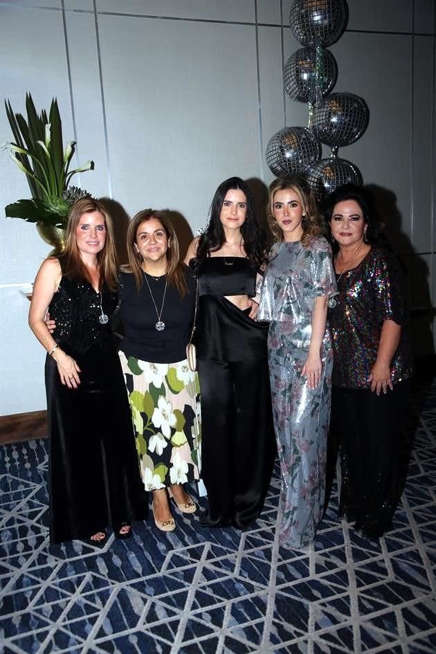 Ámbar Herrera, Irma Pinelo, Paulina Lozano, la novia y Sandra Lozano de López