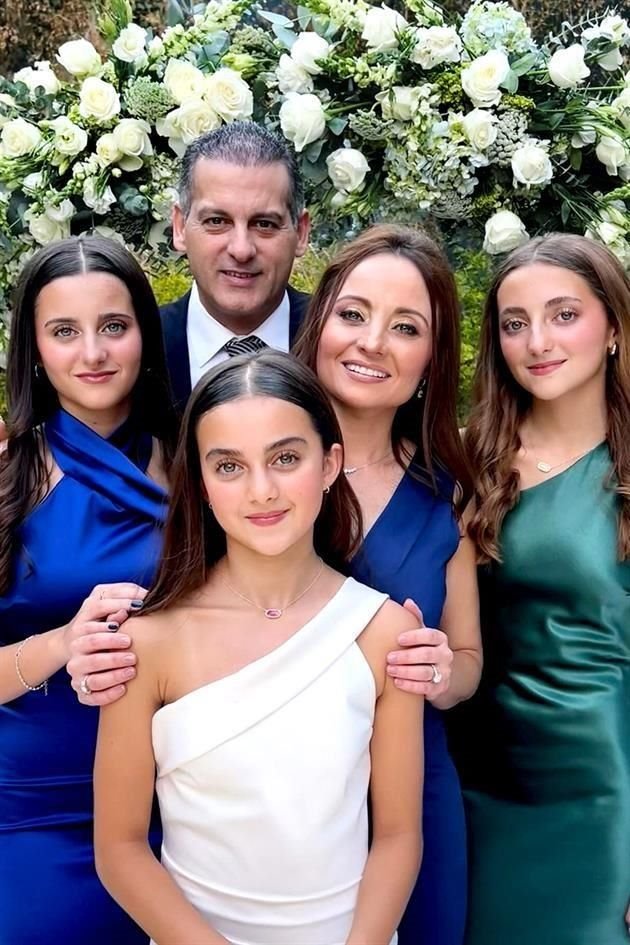 Mauricio Canavati y Mayra Macías de Canavati con sus hijas Balbina, Christiane y Estefanía Canavati Macías