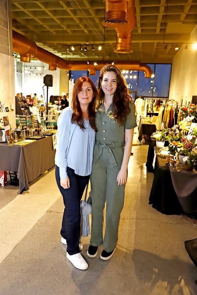 Cynthia Marcos y Gretta Warnholtz
