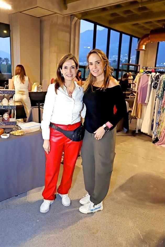 Gaby Chapa de Sada y Verónica Scott de González