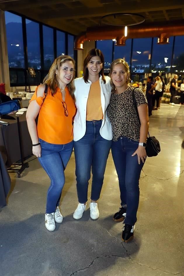 Vania Elizondo de González, Miriam Morales de los Santos y Maries González