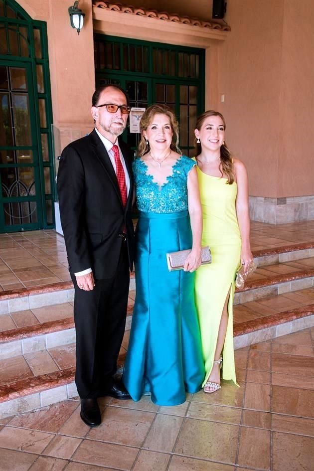 José Mario Garza, Graciela Llovera de Garza y Andrea Garza Llovera